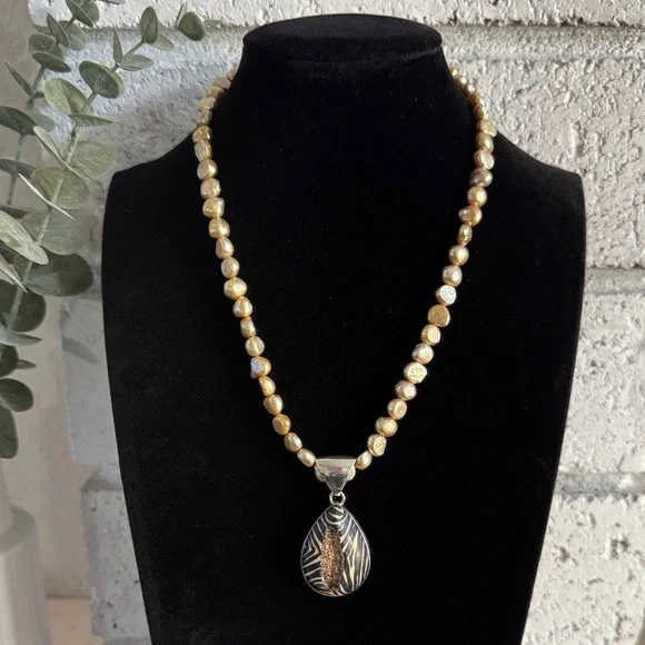 NWOT Freshwater Pearl Necklace with Faux Geode Pendant - Picture 2 of 9